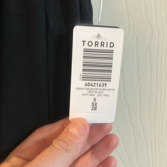 TORRID SUPER SOFT ONE SHOULDER TIE FRONT CROP TOP: BLACK: NEW WITH TAGS: SIZE 5 - Picture 4 of 5